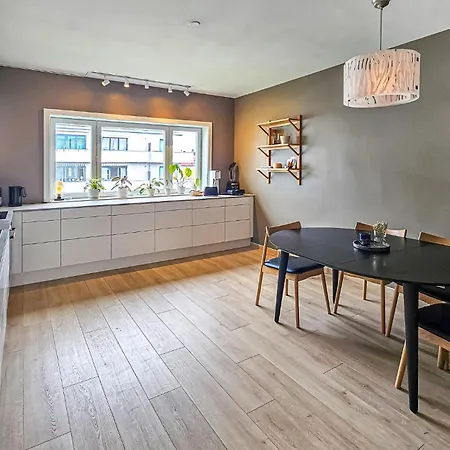 Apartment 4 Bedroom Beautiful In *
