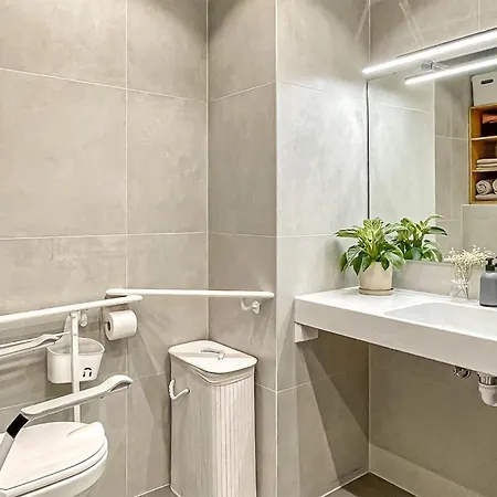4 Bedroom Beautiful In Apartment